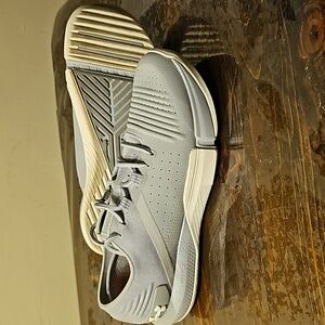 Under Armour women's speedform feel sneaker, size 8 1/2, Gray.